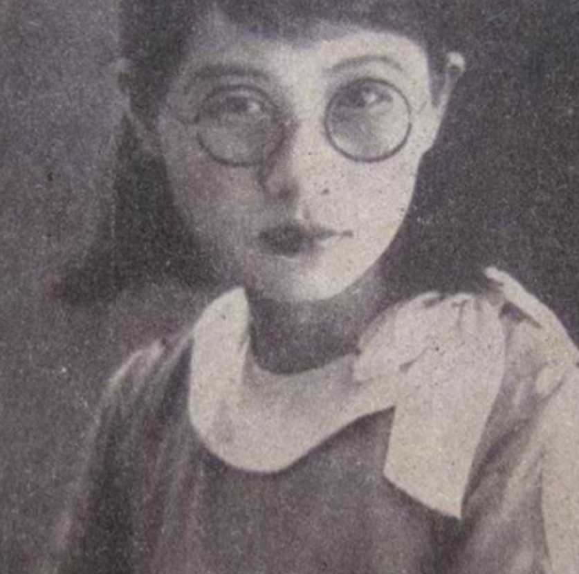 1909年，16岁的白薇与婆婆发生争执，丈夫竟然抄起板凳砸向她的背，婆婆见她倒下