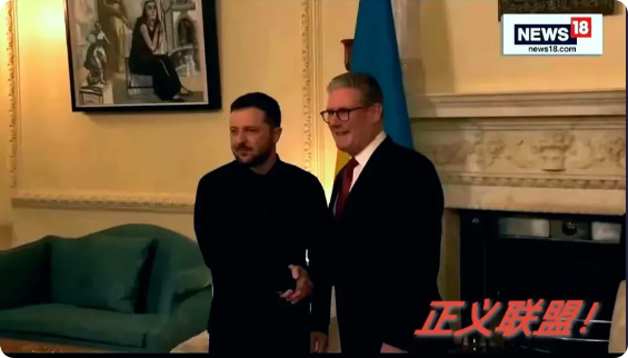 泽连斯基到达唐宁街后，斯塔默热情欢迎他，并与泽连斯基进行了会谈。
斯塔默在会谈中