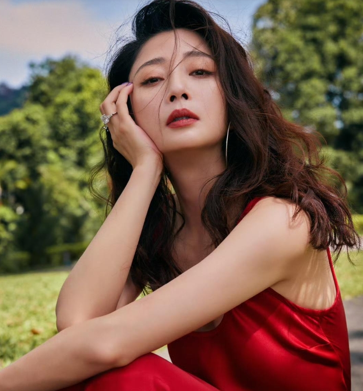 这下好了，殷桃真的要变成一个红樱桃了。大波浪、大红裙，衬得殷桃好漂亮。