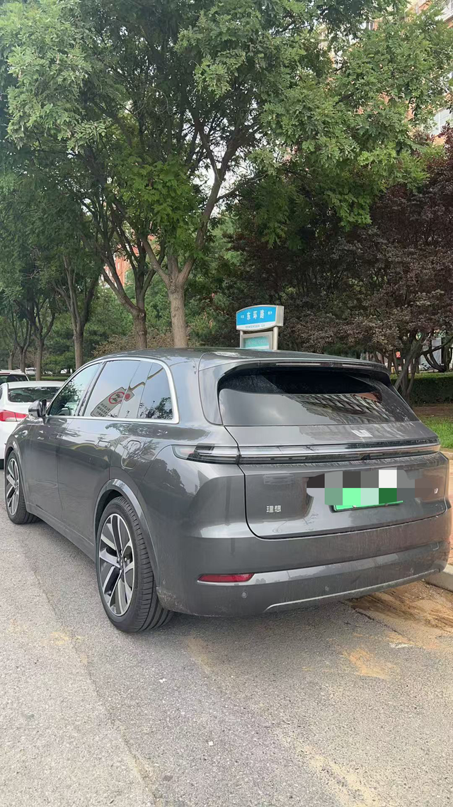 理想L7提车
想要一辆家用的奶爸车，试驾了理想L7和奥迪Q6，在价格差不多的情况
