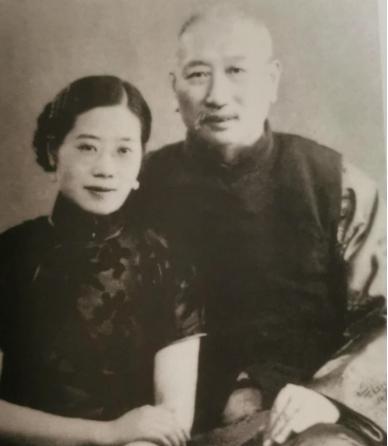 1935年，37岁的大学女教授，嫁给闺蜜66岁的父亲。婚前，她对男友说：“我不要