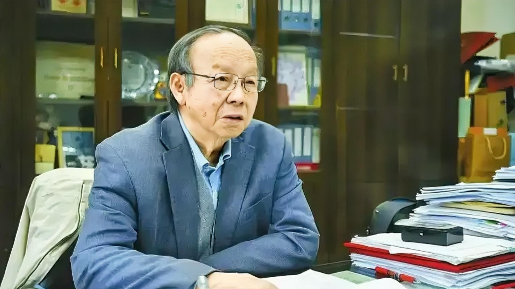 1989年，几名美国中情局探员突然出现在一位中国老人的家门口，出示证件后，直接对