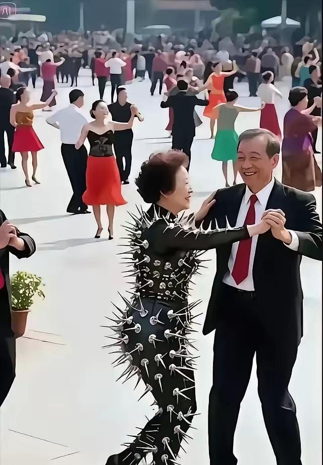 《刺衣服》
这个美女想的出，
为防色狼穿刺服。
看谁还能靠的近，
………？
拋砖