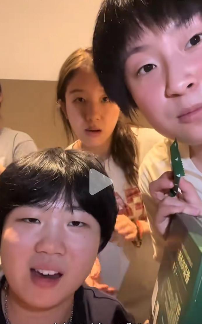 蒯曼和小姐妹一起分享零食 太开心啦！
蒯曼，覃予宣，冷雨桐，李雅可，
李雨琪五个