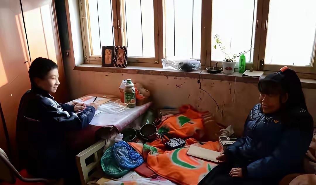 父亲患病、母亲残疾、自身有先心病，庞众望靠捡废品维生仍苦读。
他以744分考入清