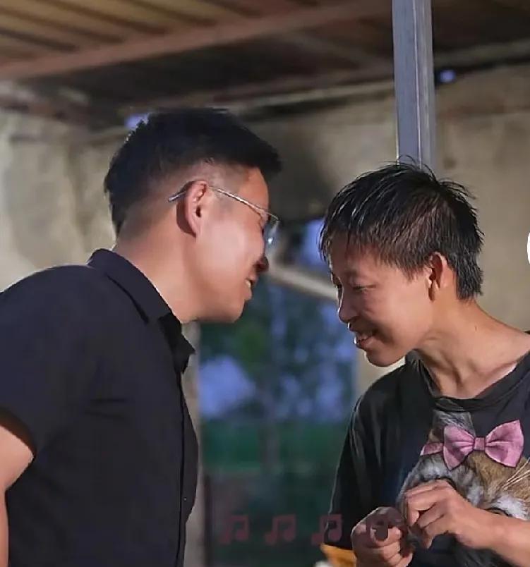 亮哥也真是太无语，还和梦秋玩亲亲，你这是怕梦秋不搂你抱你…
其实所有人都把梦秋当