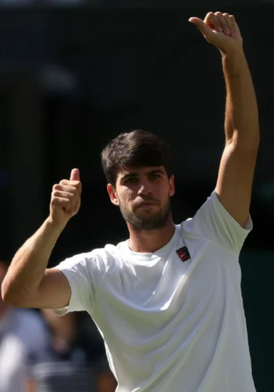 温网男单决赛落幕：阿卡虽败犹荣！

辛纳4-6、6-4、6-4、6-4逆转阿尔卡