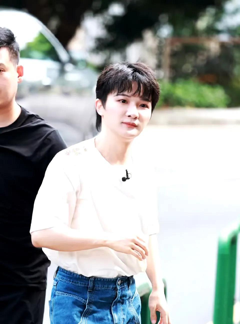 周深今天还去录制了！
说是去澳门爱护动物协会猫乐园做公益拍摄了，全员都去了，还以