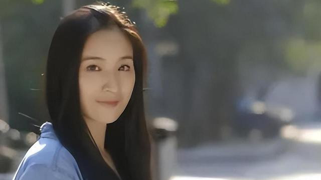 事实证明，11年前举报张艺谋超生的何珺，已经走上了另一条路