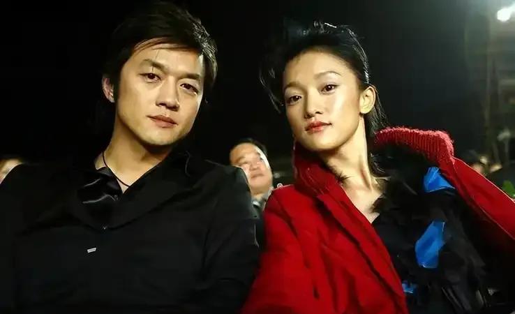 谁能想到郑钧会在节目上曝光周迅恋爱细节？窦鹏演出前狂奔给周迅买衣服，这波狗粮猝不
