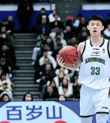 王岚嵚21分带领辽宁男篮“手刃”老东家同曦。CBA常规赛，辽宁男篮客场挑战同曦，