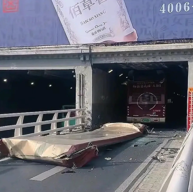 突发，郑州双层公交走涵洞被削顶，目前已经被拖走。

3月11日，河南郑州，二七广