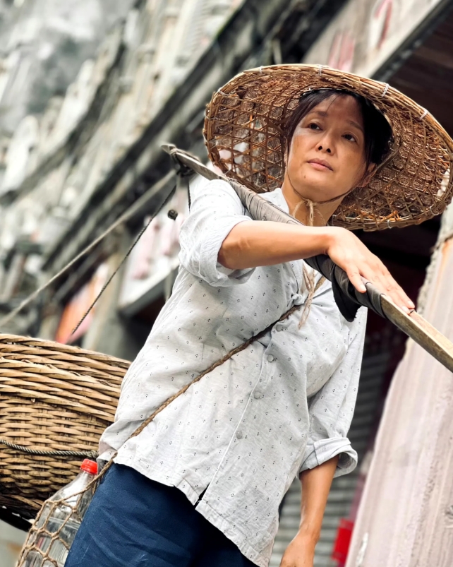 同样是嫁给美国人，她就比邬君梅聪明，还是中国的国籍，即使老公女儿都是美国的，她也