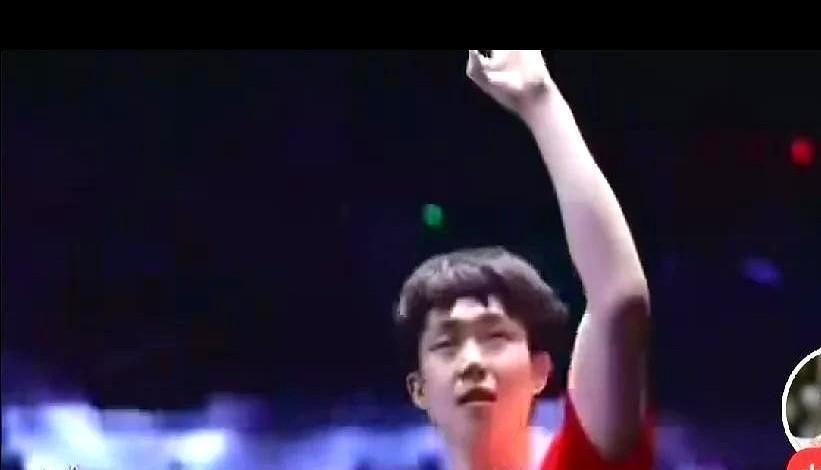 梁靖昆儿子赛场一声“姑父加油”，全场姨母笑！小朋友刚喊完就被妈妈捂嘴的场面太真实
