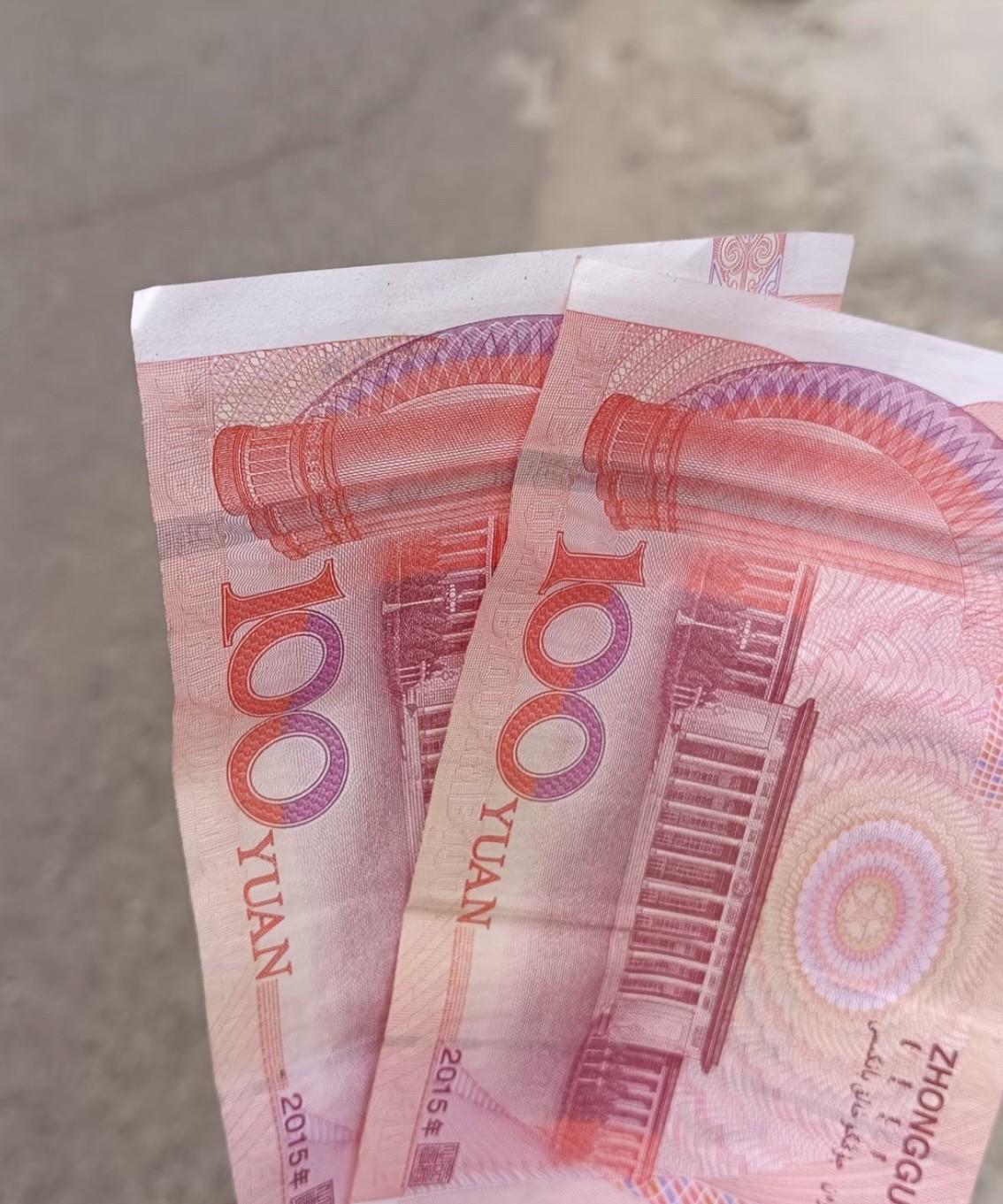 这两天家家户户都是走亲戚，女子回娘家，送礼的。因为我远嫁，每年这时都没回去，都是