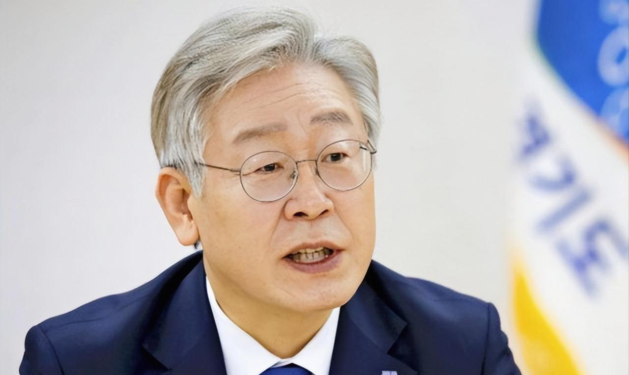 李在明在历届韩国总统当中，应算是个“强人”，新官上任，果然与众不同！
李在明打破