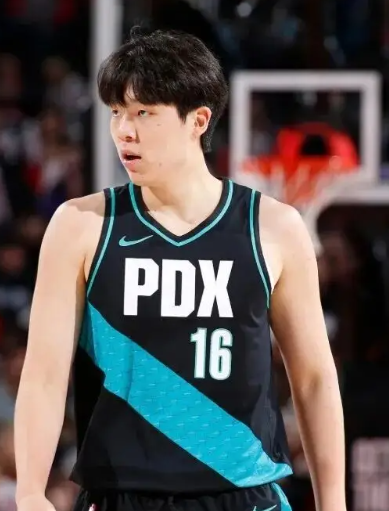 杨瀚森，nba历史第一菜的球员
相当于是小学生误入高中联赛的观感，无论从身体，脑