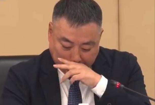 刘国梁估计后槽牙都要咬碎了！4月23日，他在乒协大会的发言席上，不到五百字的稿子