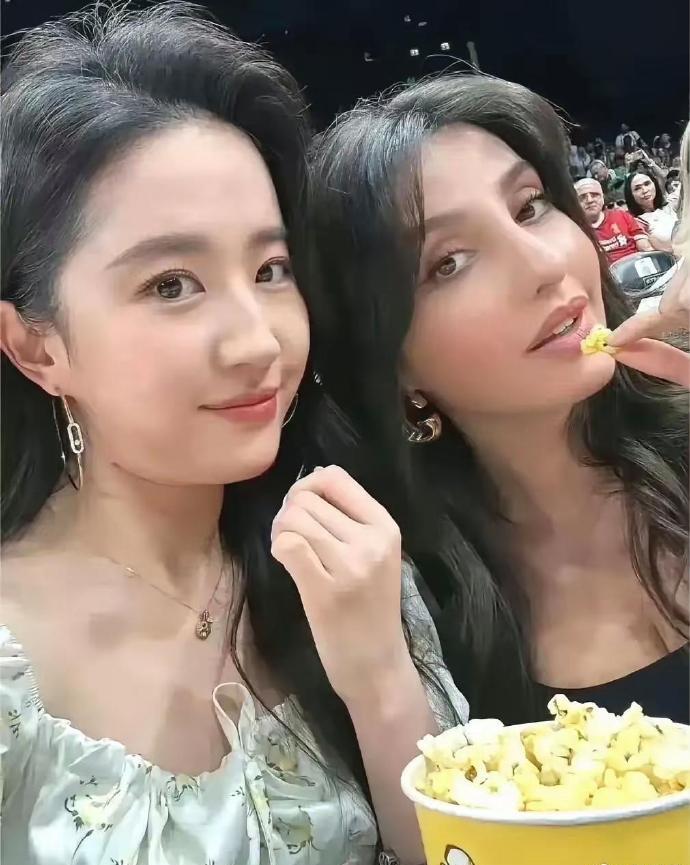 刘亦菲37岁，耳朵鬓角白发明显。她没染发，坦然面对衰老，真心佩服。 