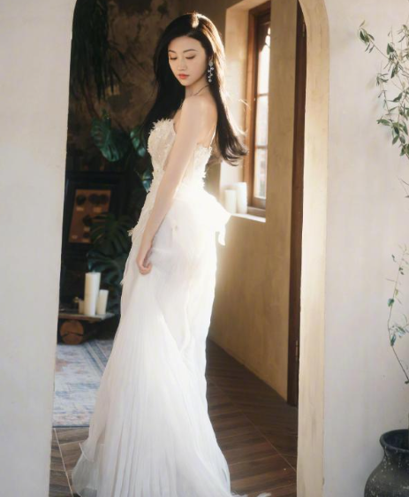 景甜这造型美翻了，活脱脱的人间富贵花本人！