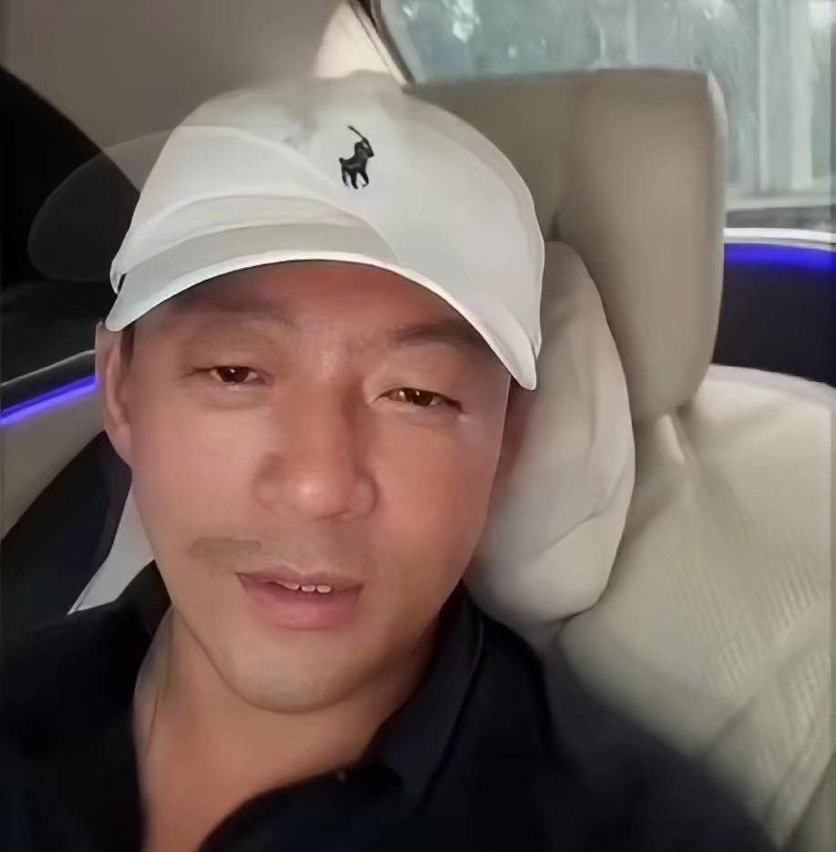 汪小菲果然心思很细腻，这一次回去湾湾陪孩子，没让马筱梅跟着回来！
他在去机场的车