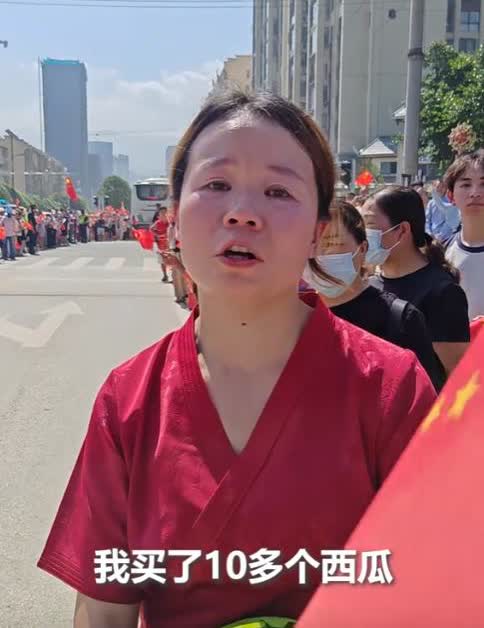 上人民日报了！贵州，女子为了送别子弟兵，竟然一次性买了10多个西瓜，可是，她却发
