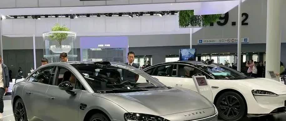 在路上看到一辆银灰色的智界s7真的是满满的时尚科技感，这么好的产品为什么就是不受