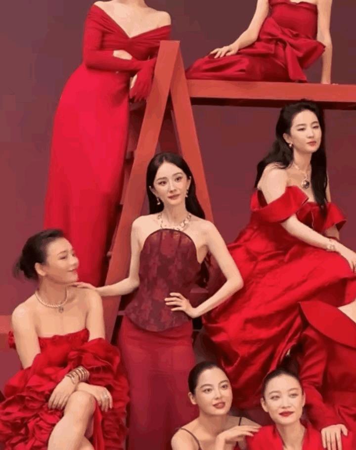夸刘亦菲美，就一定有喷子在地下发漏牙花子的丑照
但是当美女碰上美女
高下立见
刘