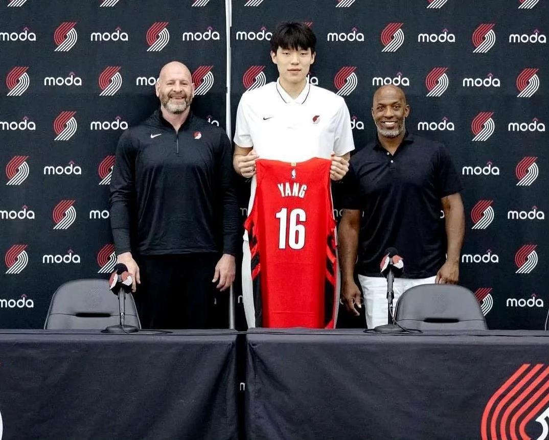 比卢普斯直言，杨瀚森非常年轻，篮球智商非常高，很多东西不需要他教，杨瀚森已经在以