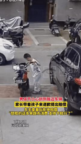 7月16日河北张家口，一个十来岁小男孩赌气推电动车，结果“哐当”蹭上了旁边的奔驰