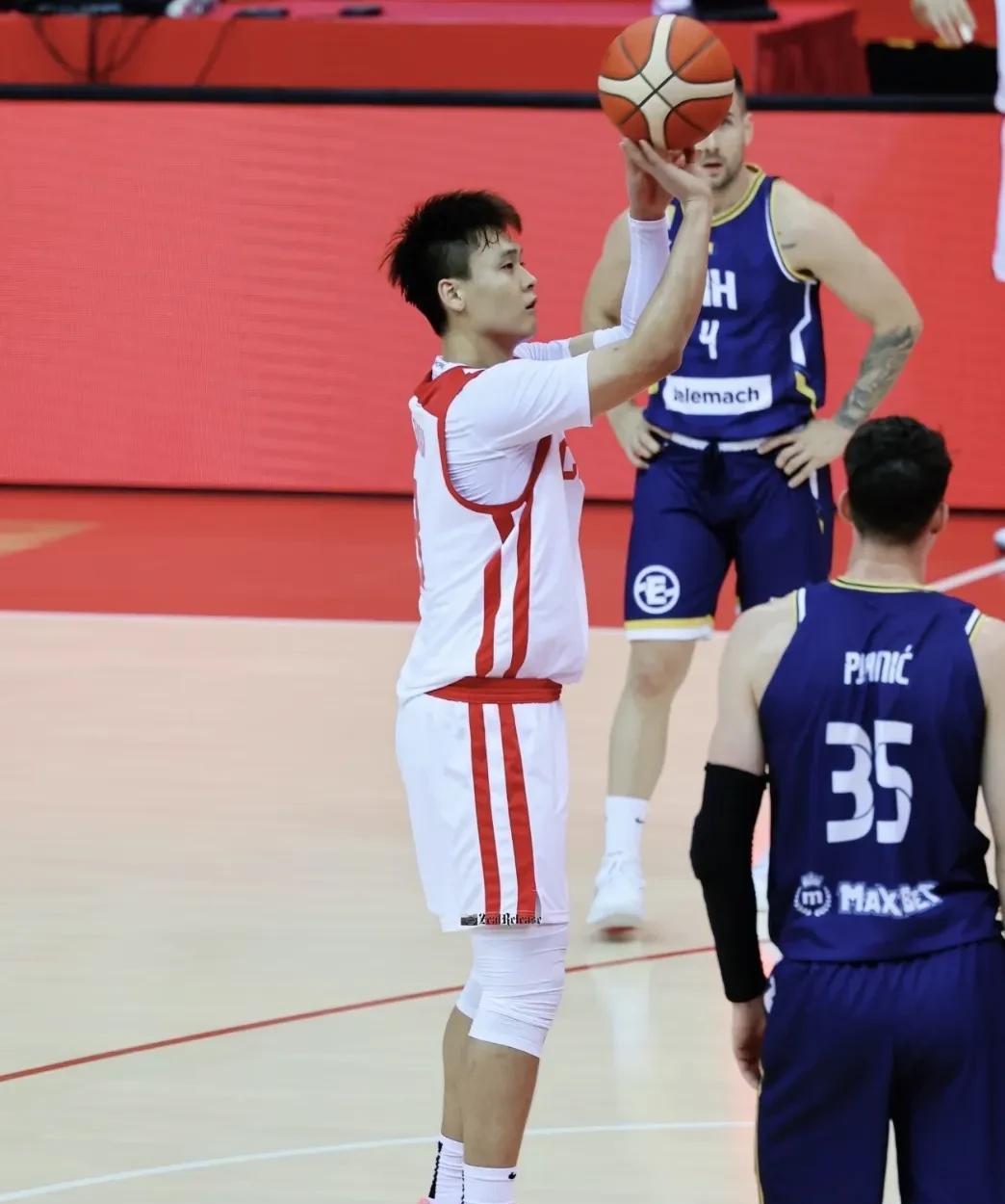 中国男篮在被迫中完成了转型！  
都知道中国男篮的传统就是以大中锋为核心建队的。