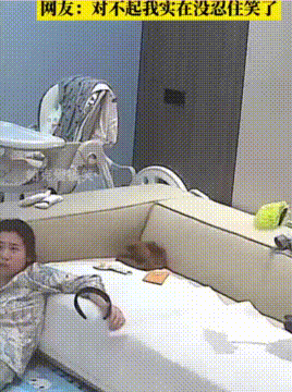 儿子拿东西打妈妈，妈妈本想反击，吓的儿子转头撞上电视墙！