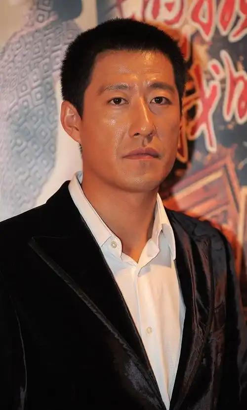2010 年的一天，于震抄起手边的凳子就砸到了怀孕妻子方柏霓的身上，哪怕躲避及时
