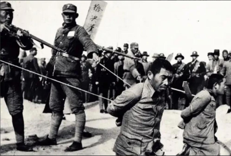 1946年8月，大汉奸万里浪被枪决后，家人在收殓时，发现不是他的尸体。大特务毛森