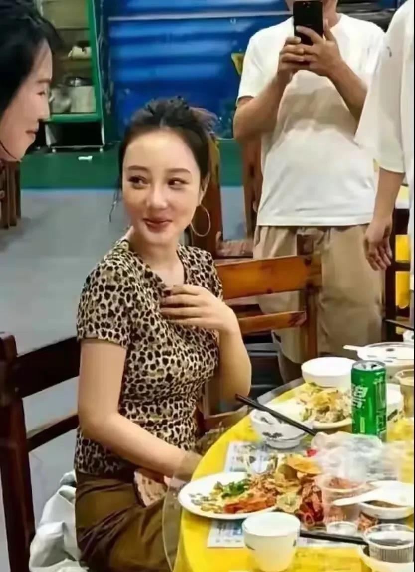 李小璐素颜出门吃席的照片流出，网友:不仔细看，完全认不出来