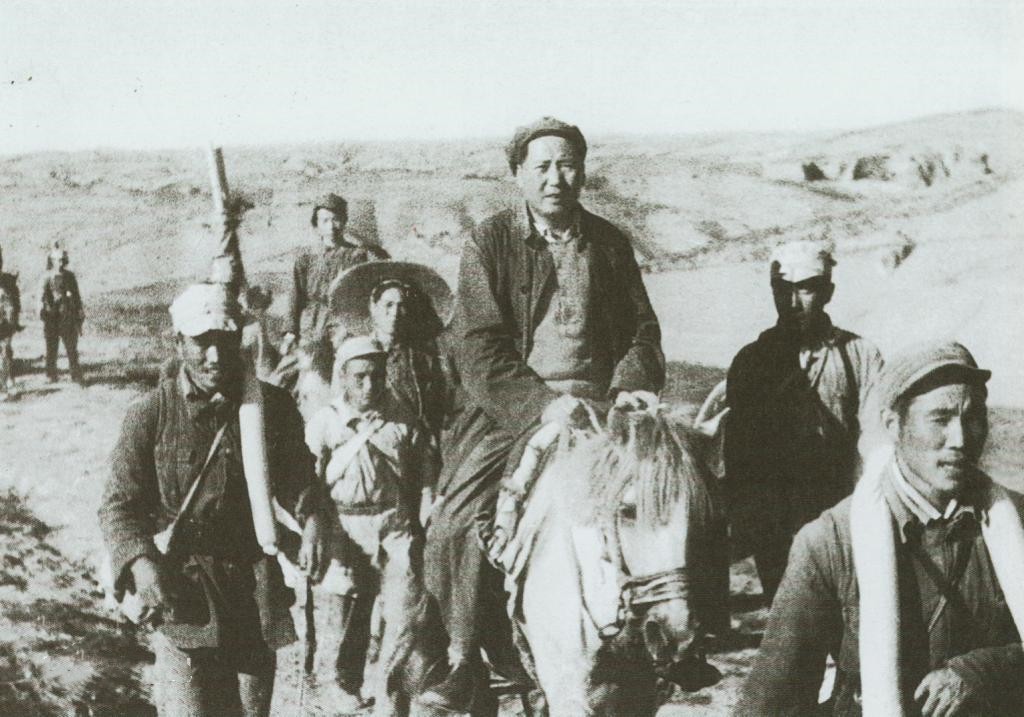 1947年，转战陕北途中，毛主席发现汪东兴在看书，拿起来一看，书名是《马恩列斯毛