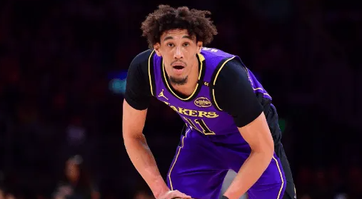 湖人对阵国王的比赛即将开始。
赛前，NBA记者更新社媒：贾克森-海斯因左脚踝酸痛