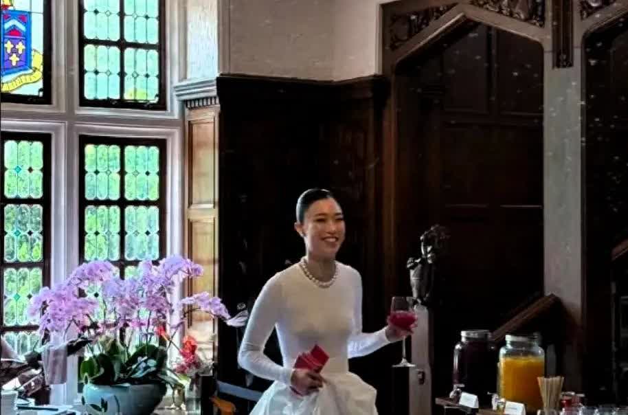 霍启仁举办订婚宴！未婚妻手握一摞红包笑得很开心，预计今年完婚！

近日，有网