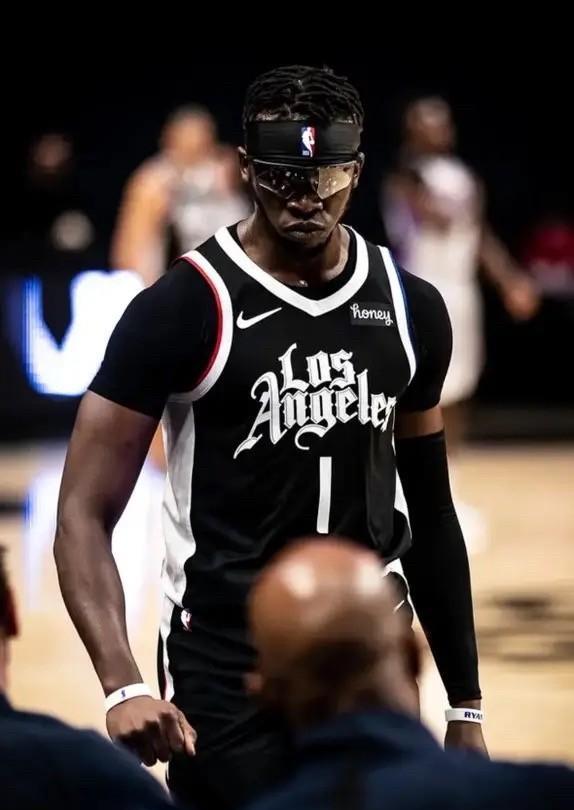 #NBA# 看过21年快船球的人都知道，这个护目镜版本的雷吉杰克逊对于快船意味着