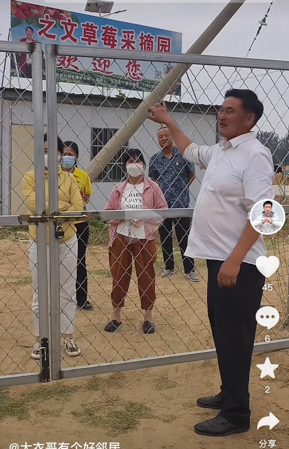 大衣哥五点多起来就讲故事，邻居助手真给力，也早早跟着拍视频，最近大衣哥又干农活，