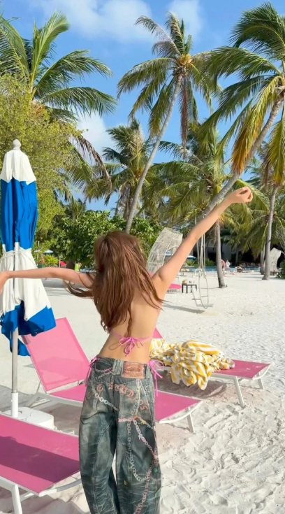 孙怡的马尔代夫度假图太养眼了！碧海蓝天配白到发光的皮肤，泳衣搭3D打印裤链牛仔裤