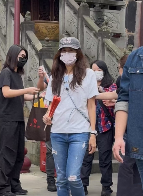莫文蔚在重庆老君洞烧香，又高又瘦就是老太快，周遭一圈黑衣保镖。