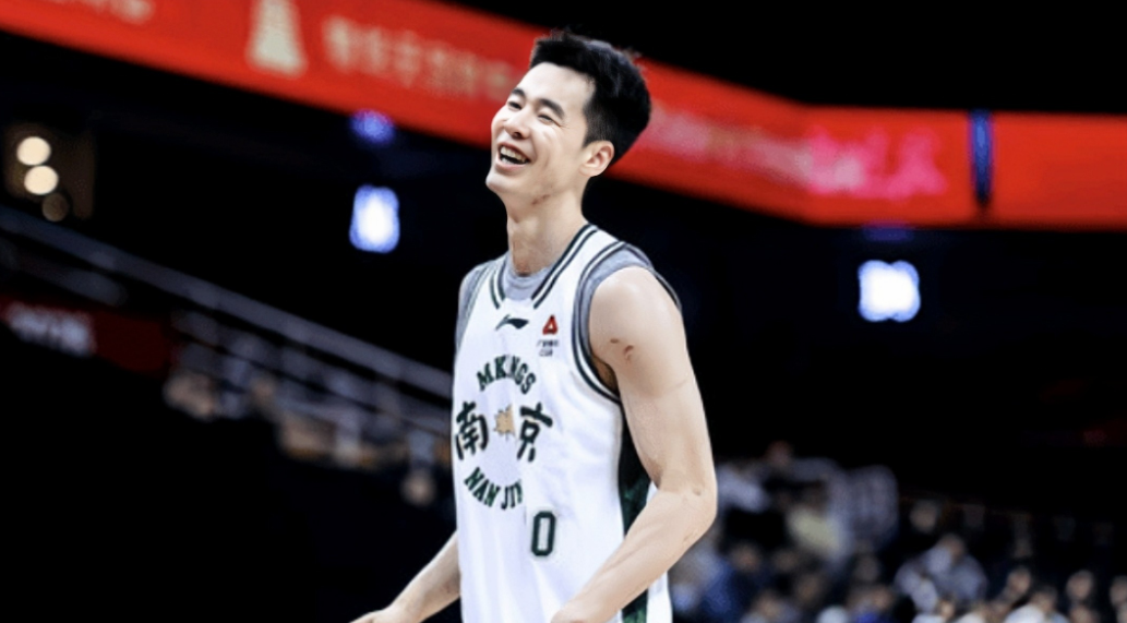 徐杰半场伤退，郭昊文砍42分，南京加时不敌广东。CBA常规赛首轮，广东男篮主场迎