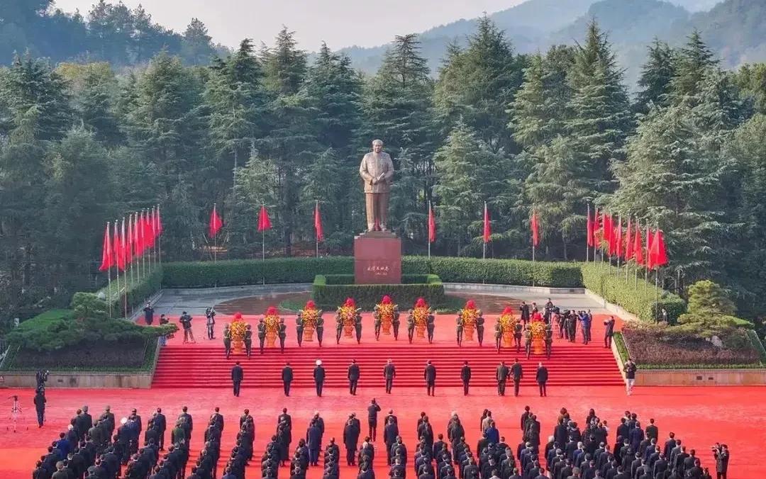 为什么广大老百姓对毛主席感情那么深？因为毛主席是第一个喊出“人民万岁”的领袖，因