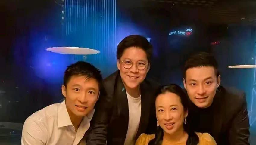 儿子帅不帅看妈妈就知道了，霍氏三兄弟的颜值，一个比一个帅，三兄弟当中应该是霍启仁