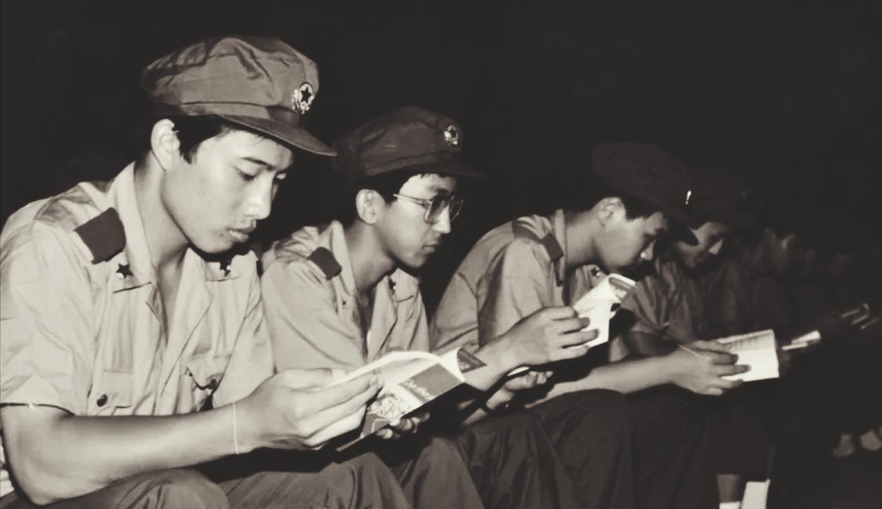 1984年的一天晚上，驻金华某部武警完成训练任务后，观看热播的电视剧《霍元甲》。