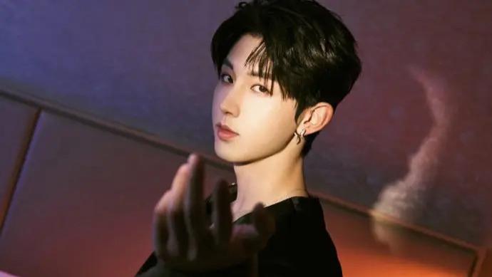 郭俊辰黑色衬衫银钉点缀，暗夜神祇般惊艳转型！