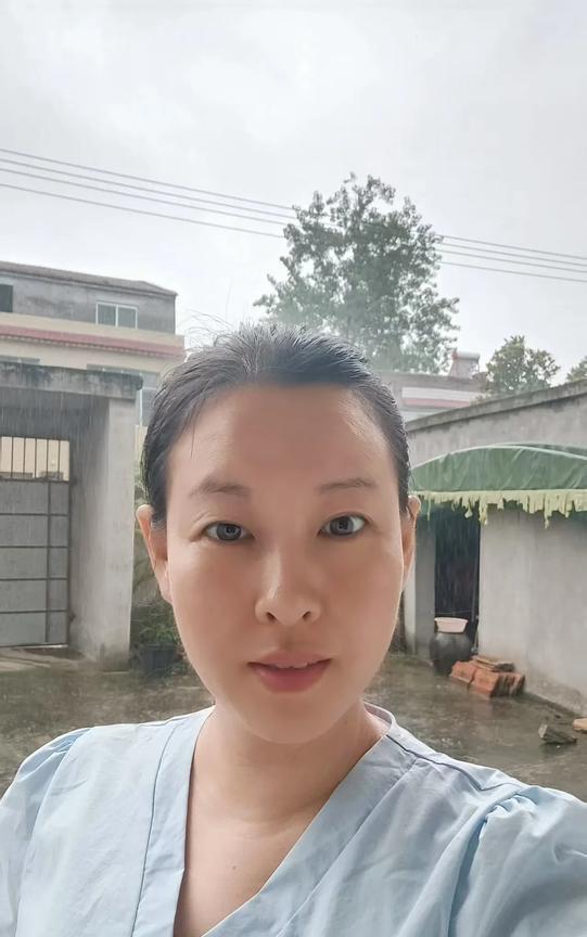 买给儿子的外套收货地址没改，寄去前夫家附近了。
今天可总算吃回早点的午餐，我和女