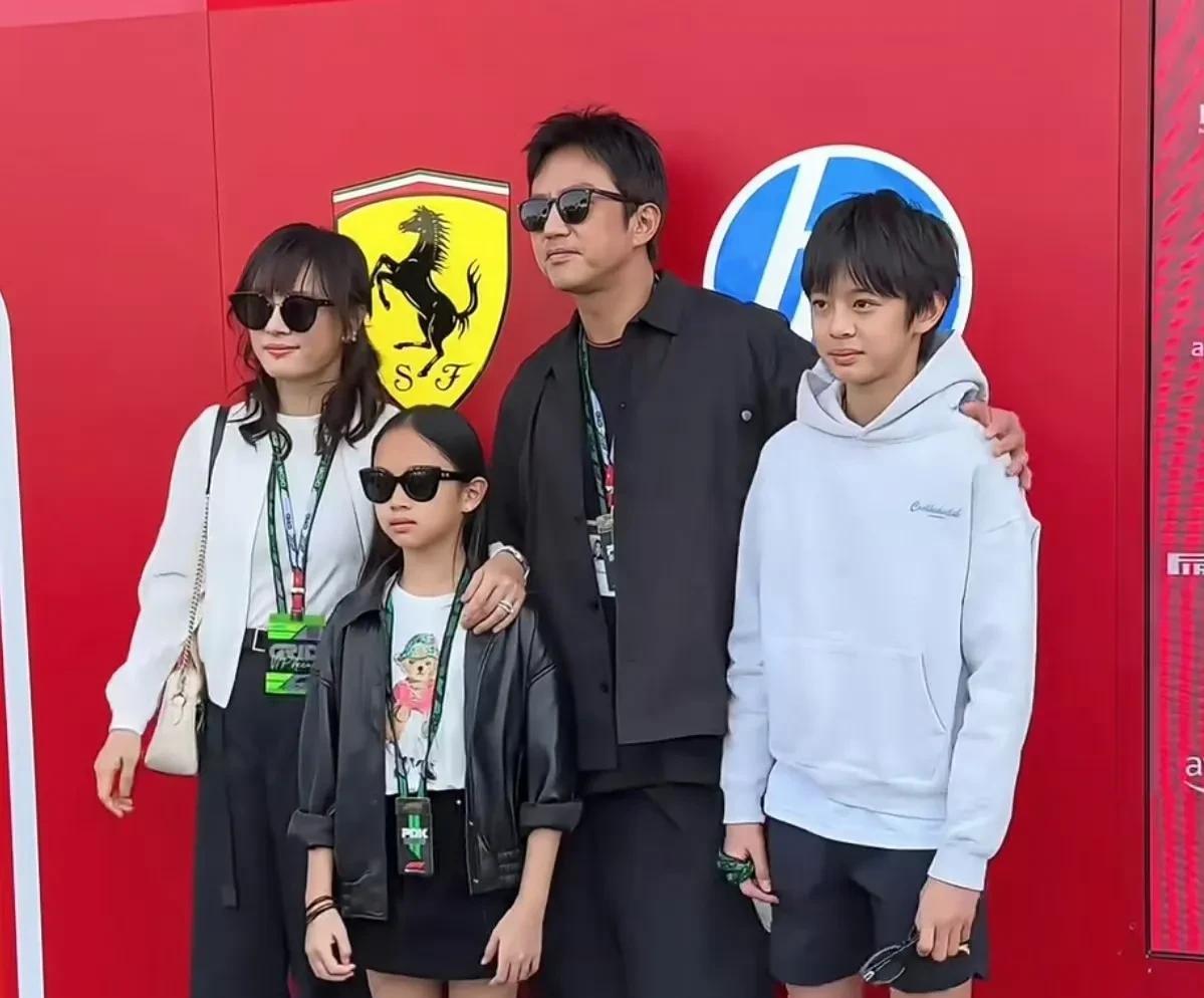 #邓超孙俪一家四口同框颜值# 邓超和孙俪带着哥哥等等和妹妹小花观看F1，一家人高