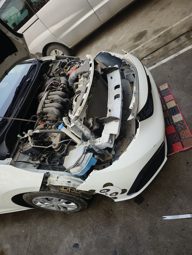 4代飞度改灯
原车灯太暗，升级LED双光透镜。